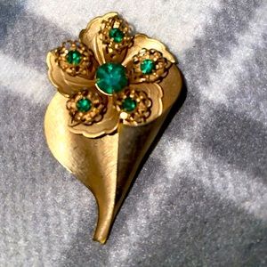 Vintage 1950s gold tone green stone flower bouquet brooch.
